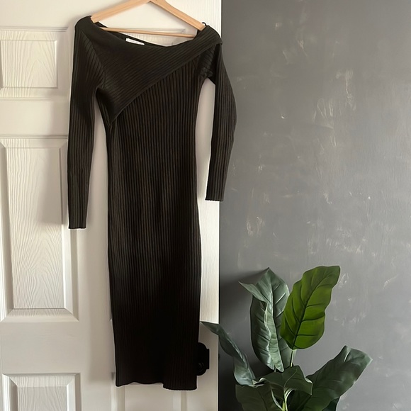 Heartloom | Ribbed Knit Off-Shoulder Midi Dress - Picture 2 of 7